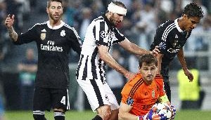 德国裁判：吹比赛不能离伊布太近 基耶利尼拽人还问我这样拽行不