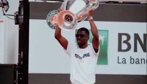 直播观看-登贝莱现身法网，现场展示欧冠冠军奖杯