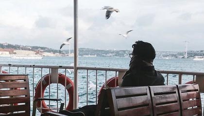 巴西杯前双方球迷发生冲突，据悉有一人头部中弹不幸身亡